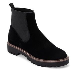 Black sued Pepper Chelsea Boots